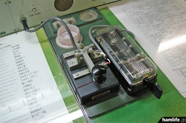 タモリが操作した、摩周丸の無線通信室にある電鍵＝hamlife.jp 2013年10月9日撮影