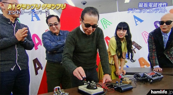 2014年1月のテレビ朝日系深夜番組「タモリ倶楽部」では、タモリが「CQ CQ DE
JA6CSH」とキーイングを披露（テレビ朝日「タモリ倶楽部」より）