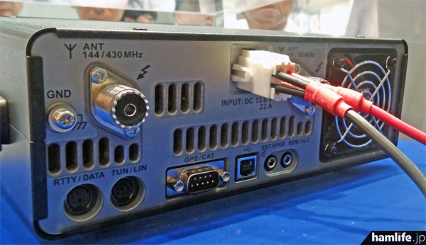 Tillbaka i FT-991.  Utrustad med två HF / 50.144 / 430, det finns USB och dataterminal, även till exempel GPS-terminal, antennterminal är också byggd kylfläkt