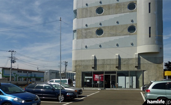 公開運用の会場となった、仙台市宮城野区の仙台自動車整備団地協同組合会館。駐車場にHFのアンテナを設営