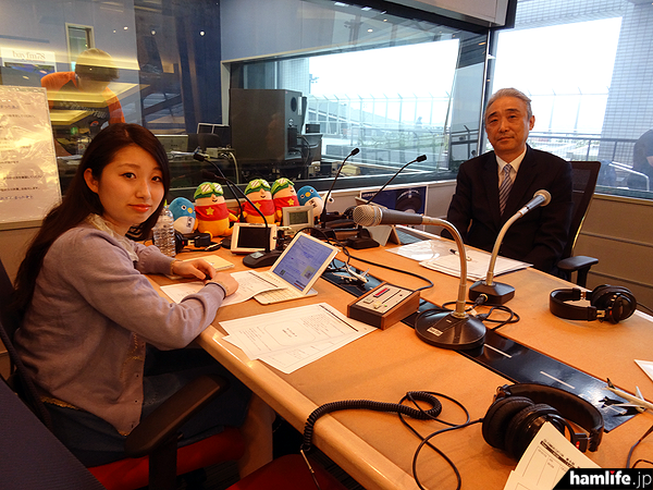 アマチュア無線の魅力を発信する番組「CQ
Communication」のこの日の収録は、成田国際空港第1ターミナル中央ビルに設けられた「FMスタジオ“SKY GATE”」で行われた