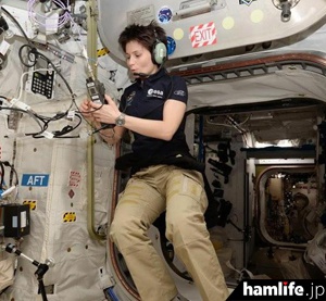 ISSで無線機を操作するサマンサ・クリストフォレッティ宇宙飛行士（IZ0UDF）