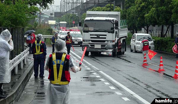 6月3日、東京都江東区の国道357号線で実施された、過去最大規模の「不法無線局取り締まり」の検問風景