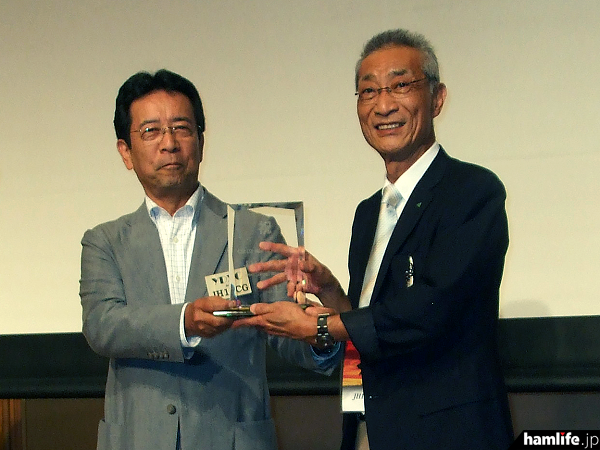 JH1AJT・宮澤氏（右）へ発起人代表者であるJH1ECG・大邊氏から記念の楯が贈られた