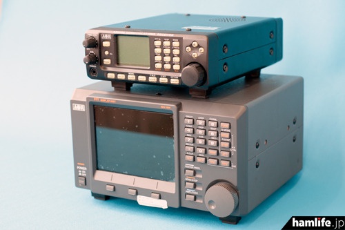 広帯域受信機（卓上型）「AR8600Mark2」（上）とスペクトラムアナライザー「SDU5600」