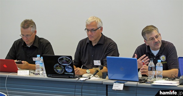 会議の議長団。左からStefan Wagener（VE4NSA-VE4SW）、Oliver Amend（DG6BCE）、チェアマンのFrank Bauer（KA3HDO）の各氏