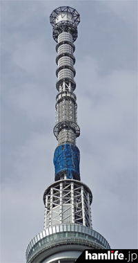 東京スカイツリーでは「FM補完放送」のアンテナ設置工事（青いネットの部分）が進められている（2015年8月下旬撮影）