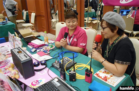会場ではFMぱるるんの「CQ ham for
girls」の番組収録も行われた。番組MCの水田かおり（左）が、JP7ELN 中里さんにインタビュー中の模様 