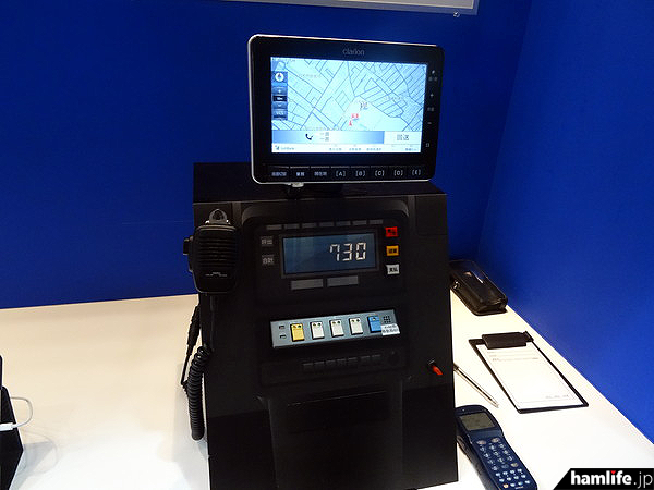 IP業務無線を利用したサービスの1つとして、クラリオン製の業務車両向け車載端末「UA-1137A」を使い位置情報サービスのデモを行っていた