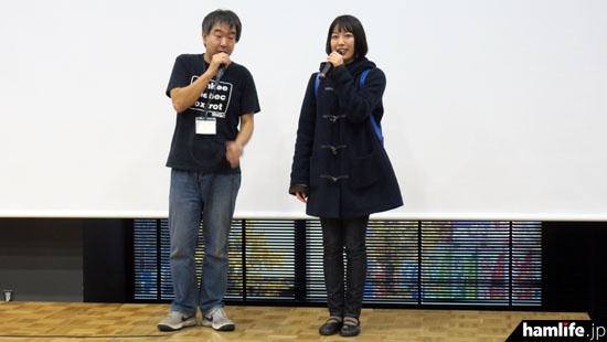 舞台にサプライズ登場した女優の松田百香（JI1NYO）。2016年4月号（2月25日発売）から、おぐりゆかの後任として、同誌のアマチュア無線コーナーの連載が始まることが1月25日に公表された