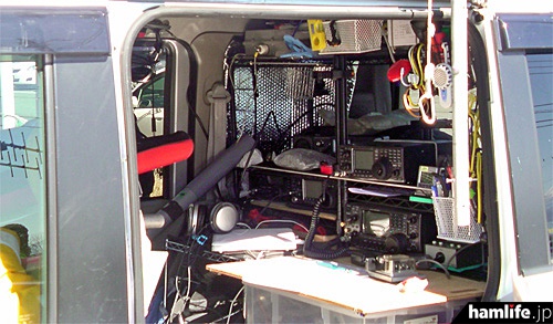 展示された移動運用車の内部（写真提供：JARL山梨県支部）