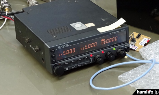 hamlife.jpの取材時は、ケンウッド・TM-941（144/430/1200MHz帯FMモービル）の1200MHz帯で測定が行われていた