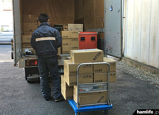 協力者へ返却する無線機器をJARDから集荷する日本通運のスタッフ