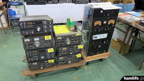 TS-520X/TS-820S/TS-830S/FT-101Z/FT-101ZDなどの中古を販売。トリオの昭和29年製送信機、TX-1も展示された（ハムセンター長崎）
