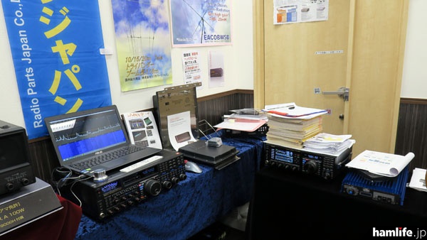 ラジオパーツジャパンのブース。FTDX5000などに接続可能なパナアダプターの「LP-PAN」とフリーSDRソフトの「NaP3」を展示