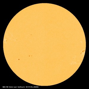 「太陽黒点情報 - 宇宙天気情報センター」のWebサイトに表示されている2013年10月17日の太陽黒点映像