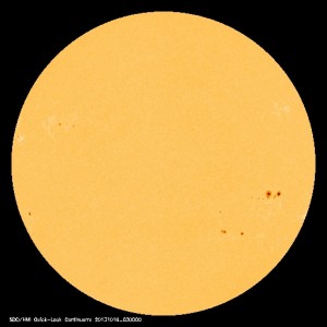 「太陽黒点情報 - 宇宙天気情報センター」のWebサイトに表示されている2013年10月15日の太陽黒点映像