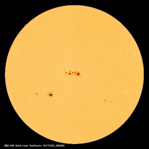 「太陽黒点情報 - 宇宙天気情報センター」のWebサイトに表示されている2013年10月22日の太陽黒点映像 