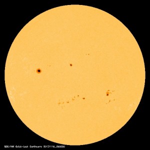 「太陽黒点情報 - 宇宙天気情報センター」のWebサイトに表示されている2013年11月15日の太陽黒点映像