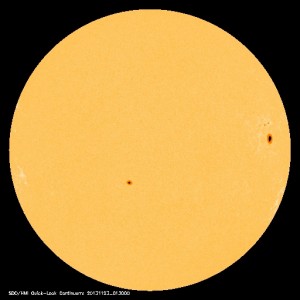 「太陽黒点情報 - 宇宙天気情報センター」のWebサイトに表示されている2013年11月22日の太陽黒点映像