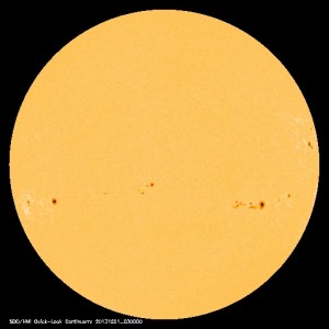 「太陽黒点情報 - 宇宙天気情報センター」のWebサイトに表示されている2013年12月20日の太陽黒点映像