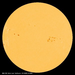「太陽黒点情報 - 宇宙天気情報センター」のWebサイトに表示されている2014年2月24日の太陽黒点映像 