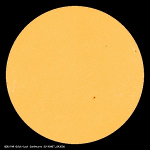 「太陽黒点情報 - 宇宙天気情報センター」のWebサイトに表示されている2014年4月26日の太陽黒点映像