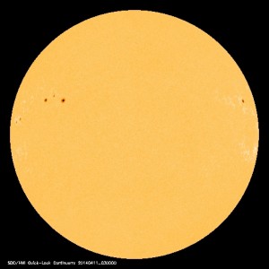 「太陽黒点情報 - 宇宙天気情報センター」のWebサイトに表示されている2014年4月10日の太陽黒点映像