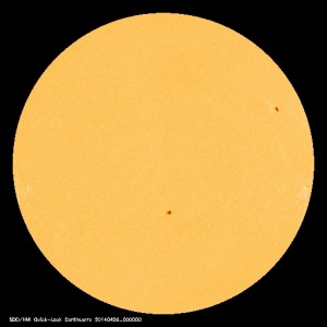 「太陽黒点情報 - 宇宙天気情報センター」のWebサイトに表示されている2014年4月25日の太陽黒点映像