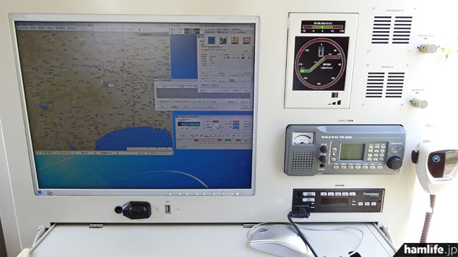 これが制御表示装置だ。NEC製の液晶カラーディスプレイにセンサ局の操作で得られた電波発射源の地図や各種の操作画面を表示