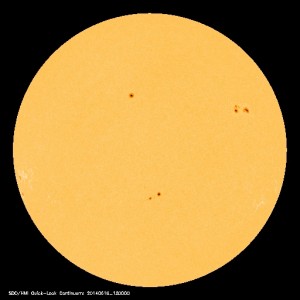 「太陽黒点情報 - 宇宙天気情報センター」のWebサイトに表示されている2014年6月15日の太陽黒点映像