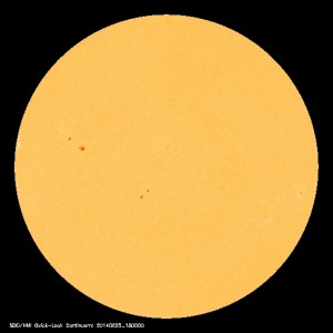 「太陽黒点情報 - 宇宙天気情報センター」のWebサイトに表示されている2014年6月24日の太陽黒点映像