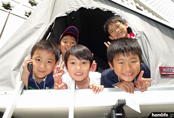 無線デモカーのポップアップ式テントは、子供たちの「秘密基地」に!?