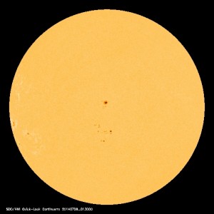 「太陽黒点情報 - 宇宙天気情報センター」のWebサイトに表示されている2014年7月27日の太陽黒点映像。黒点が見え出した