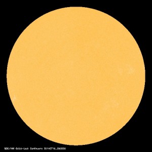 「太陽黒点情報 - 宇宙天気情報センター」のWebサイトに表示されている2014年7月15日の太陽黒点映像。画像から黒点がまったく見えない 