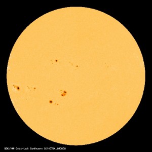 「太陽黒点情報 - 宇宙天気情報センター」のWebサイトに表示されている2014年7月3日の太陽黒点映像。大きな太陽黒点が数か所にわたりはっきり見える。活動が活発なことがわかる 