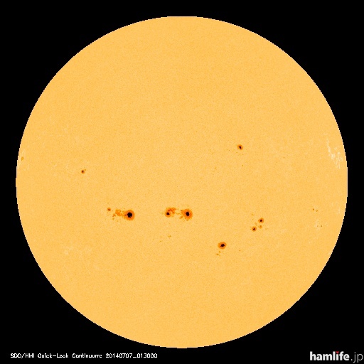 「太陽黒点情報 - 宇宙天気情報センター」のWebサイトに表示されている2014年7月6日の太陽黒点映像。大きな太陽黒点がいくつも確認できるだろう