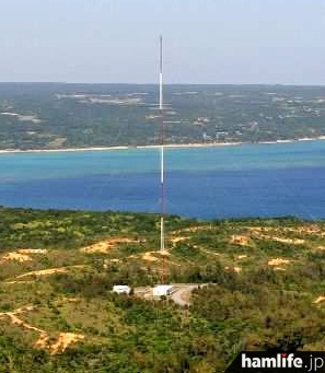 慶佐次ロランC局の長波100kHzの送信アンテナ。無指向性で1500kWのパルス波を発射（海上保安庁の資料より）