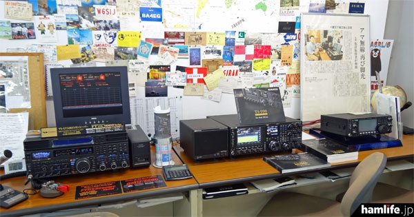 店舗の入口付近にはTS-990をはじめ、各社のHF機を実動展示。自由にチェックできるようになっていた