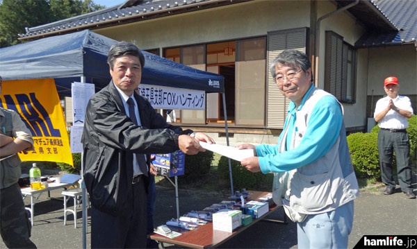 FOX1を1番目、FOX2を4番目で発見し、総合第1位になったJO1RJY・内田好久さん（右）。埼玉県支部長から賞状と賞品を授与