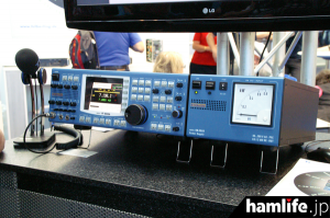 ドイツ・Hilberling社のHF/VHFトランシーバー「PT-8000A」。13,290ユーロ（マイクと電源などを含む）。価格帯としてはIC-7851クラスに相当にあたる