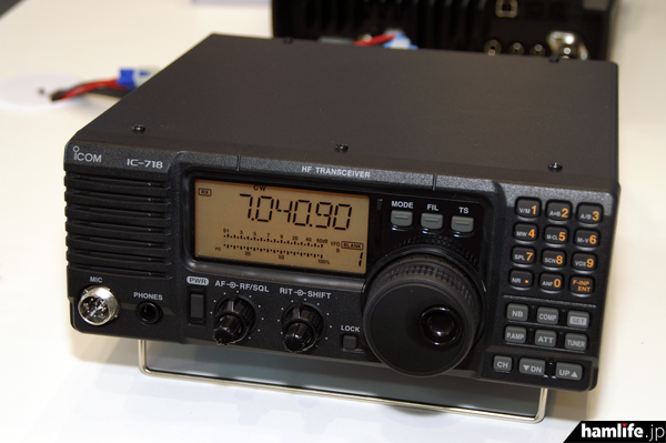 アイコムのブースにあったHF帯オールバンドトランシーバー「IC-718」。IC-7200よりも下位のモデルで、価格は680.39ユーロ