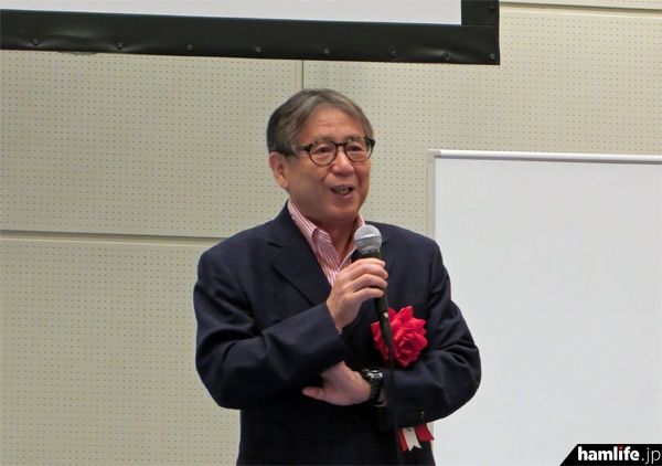 記念講演を行う森田正光氏。同氏はアマチュア無線家ではないが、森田氏の事務所に所属する2アマの気象予報士も参加した