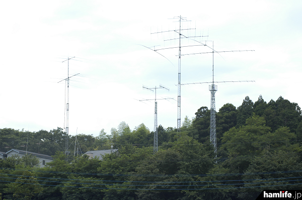 「8J1ITU」の固定局がある茨城県かすみがうら市のアンテナ群。HF帯は出力1kWでオンエアー！