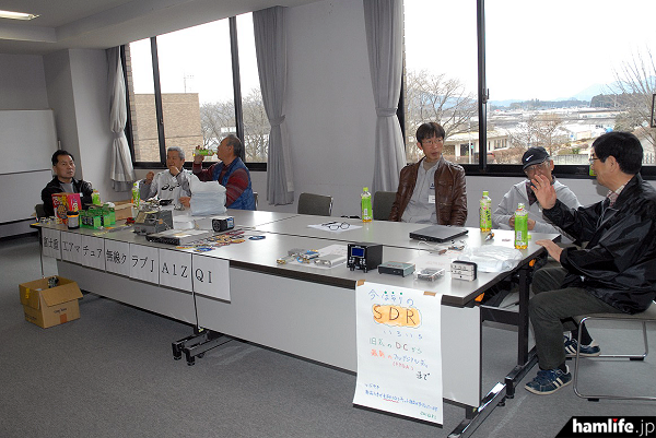 クラブ展示コーナーで活動状況を紹介していた富士重工アマチュア無線クラブ（JA1ZQI）