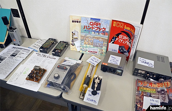会場に展示された高田氏の原稿が掲載された出版物やミズホ通信の製品類