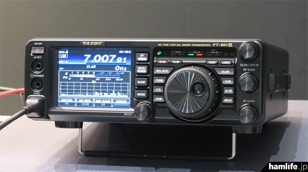 八重洲無線のFT-991A。表示中も受信音が途切れないリアルタイムスペクトラムスコープを試すことができた