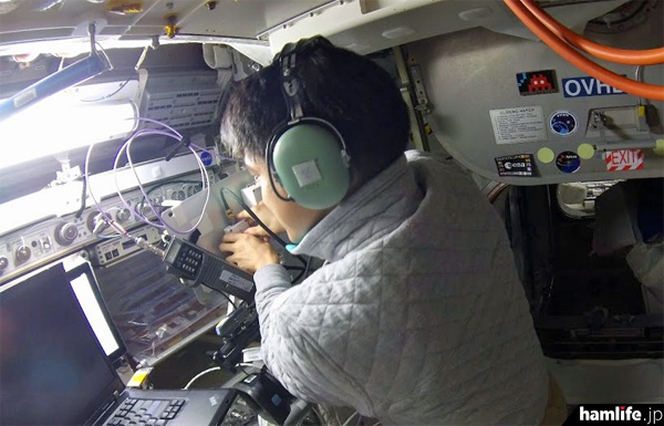 エリクソン製無線機でISSから交信を行う大西卓哉宇宙飛行士（同氏のgoogle+より）