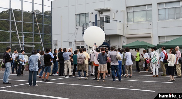 見学ツアーではラジオゾンデによる上空の気象観測の実演なども行われた 