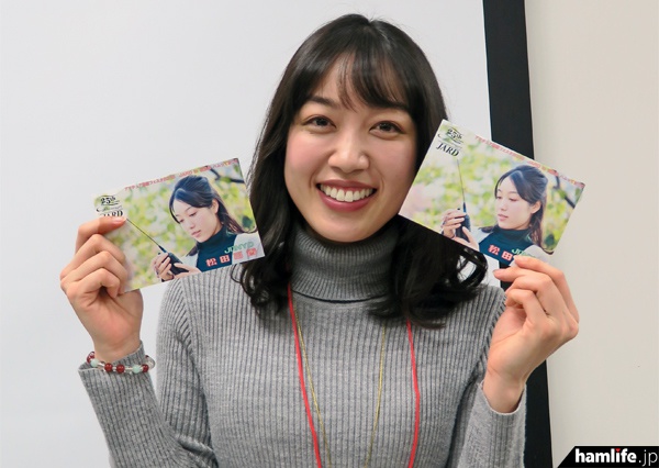 来場者には松田百香から、特製の写真入りカードが一人一人に手渡しされた